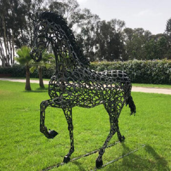 Sculpture cheval en fers à cheval