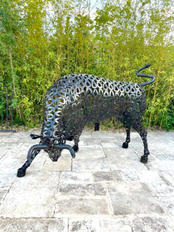 Sculpture taureau extérieur IMPETUS fers à cheval grandeur nature