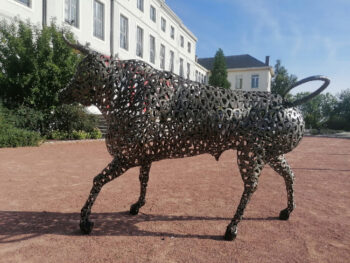 Sculpture taureau en fers à cheval - Modèle Ferox - Tête droite