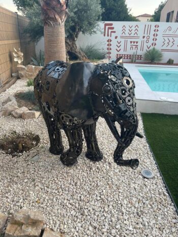 Sculpture éléphant en métal recyclé finition acier patiné rouille avec détails engrenages