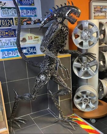 Sculpture alien en métal recyclé – Modèle OVNI, pièces mécaniques