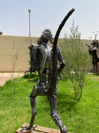 Sculpture alien en métal recyclé OVNI installée en extérieur