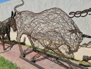 Sculpture taureau contemporaine MIRAGE acier filaire grandeur nature - VUE 2